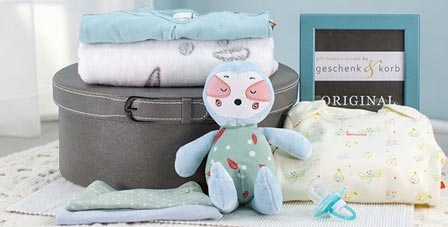 Praktische Baby-Geschenkkörbe und niedliche Geschenke zur Geburt für Jungen online bestellen.