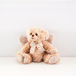 Z_02: Engel Rafael  Teddy mit Flgeln  als Geschenk verpackt