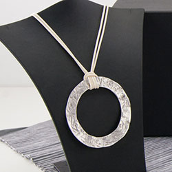 Z_47: Collier Wien als Geschenk verpackt Z_47: Collier Wien als Geschenk verpackt