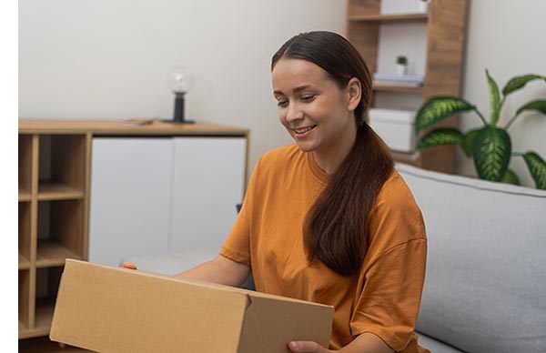 Eine Frau bekommt Care Paket Geschenkbox 