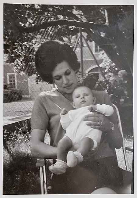 Mutter und Baby (ich) in den 60er Jahren